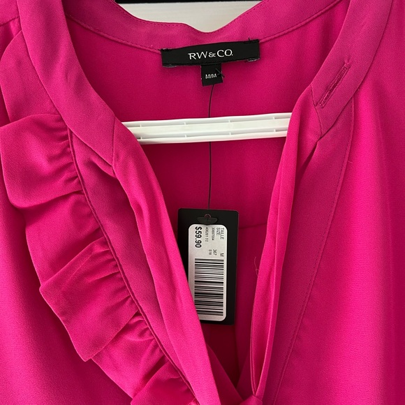 2 sleeveless blouses. One is brand new - Picture 2 of 3